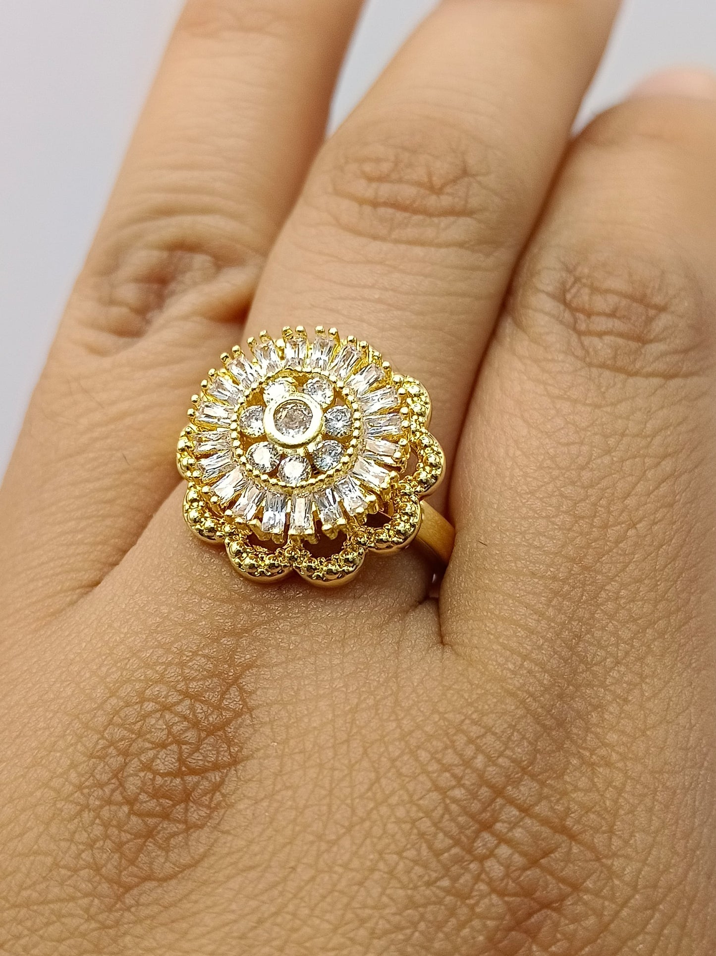 Anillo giratorio con cristales blancos