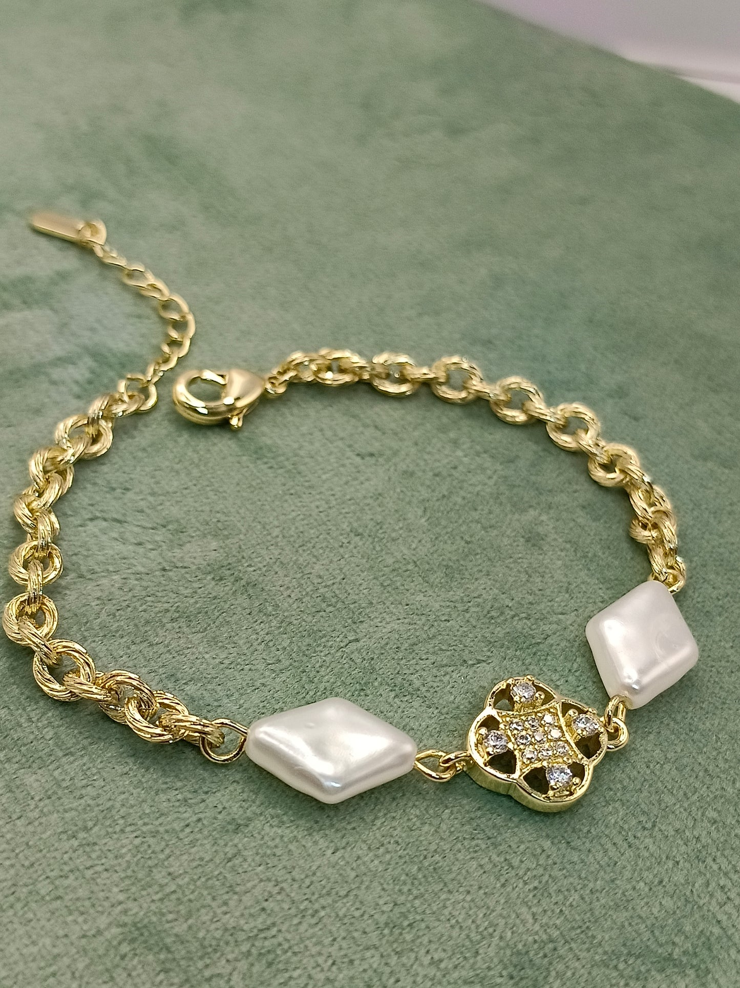 Pulsera de trébol con perlas