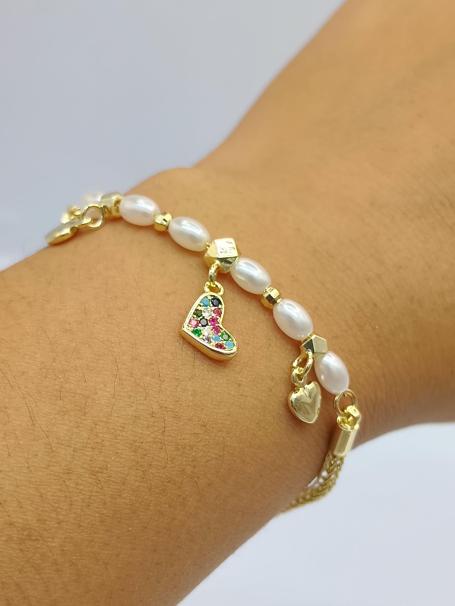 Pulsera de perlas y corazones