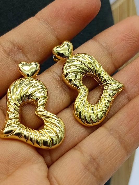 Aretes de corazon hueco