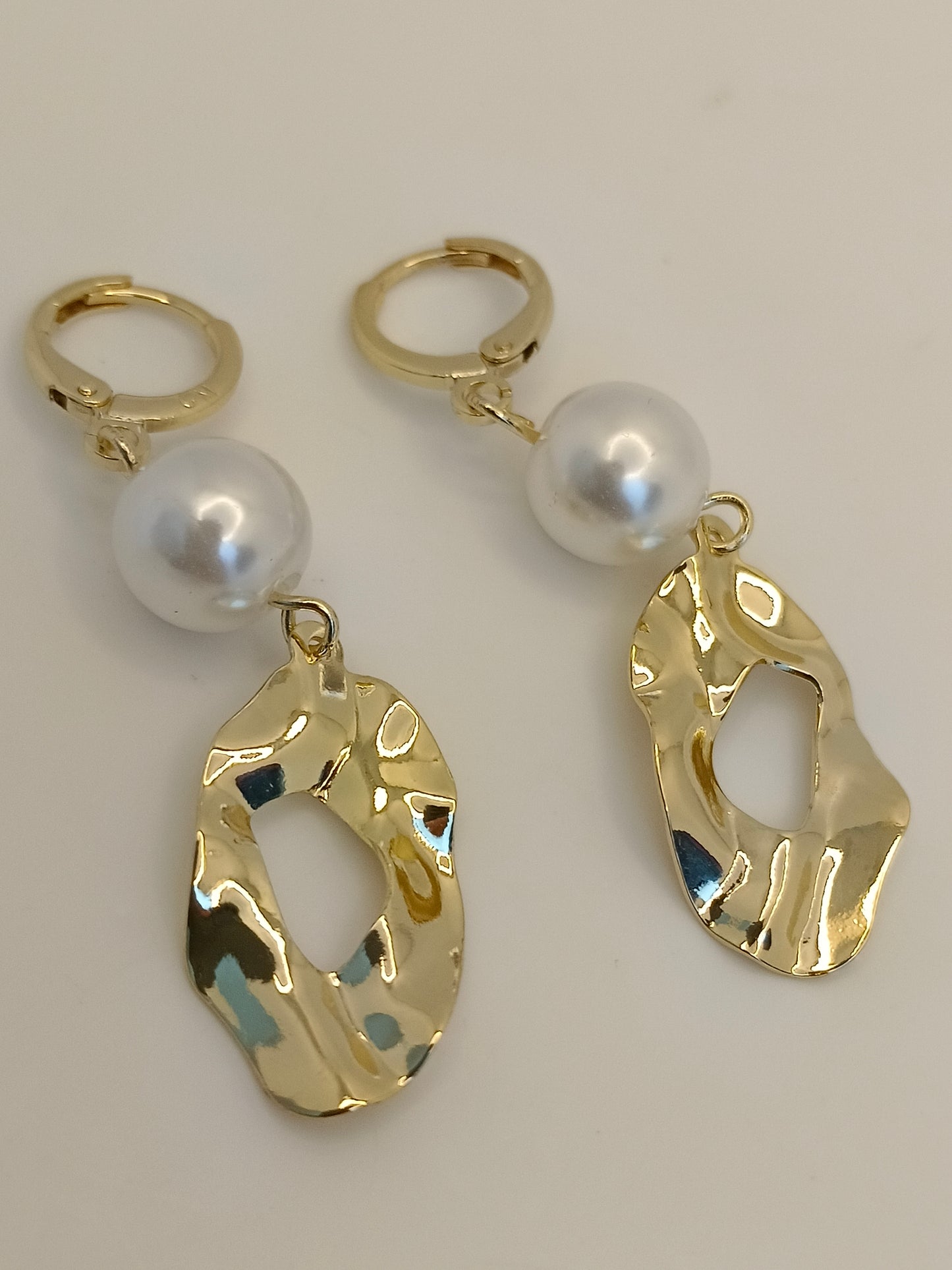Arete tipo huggie con perla