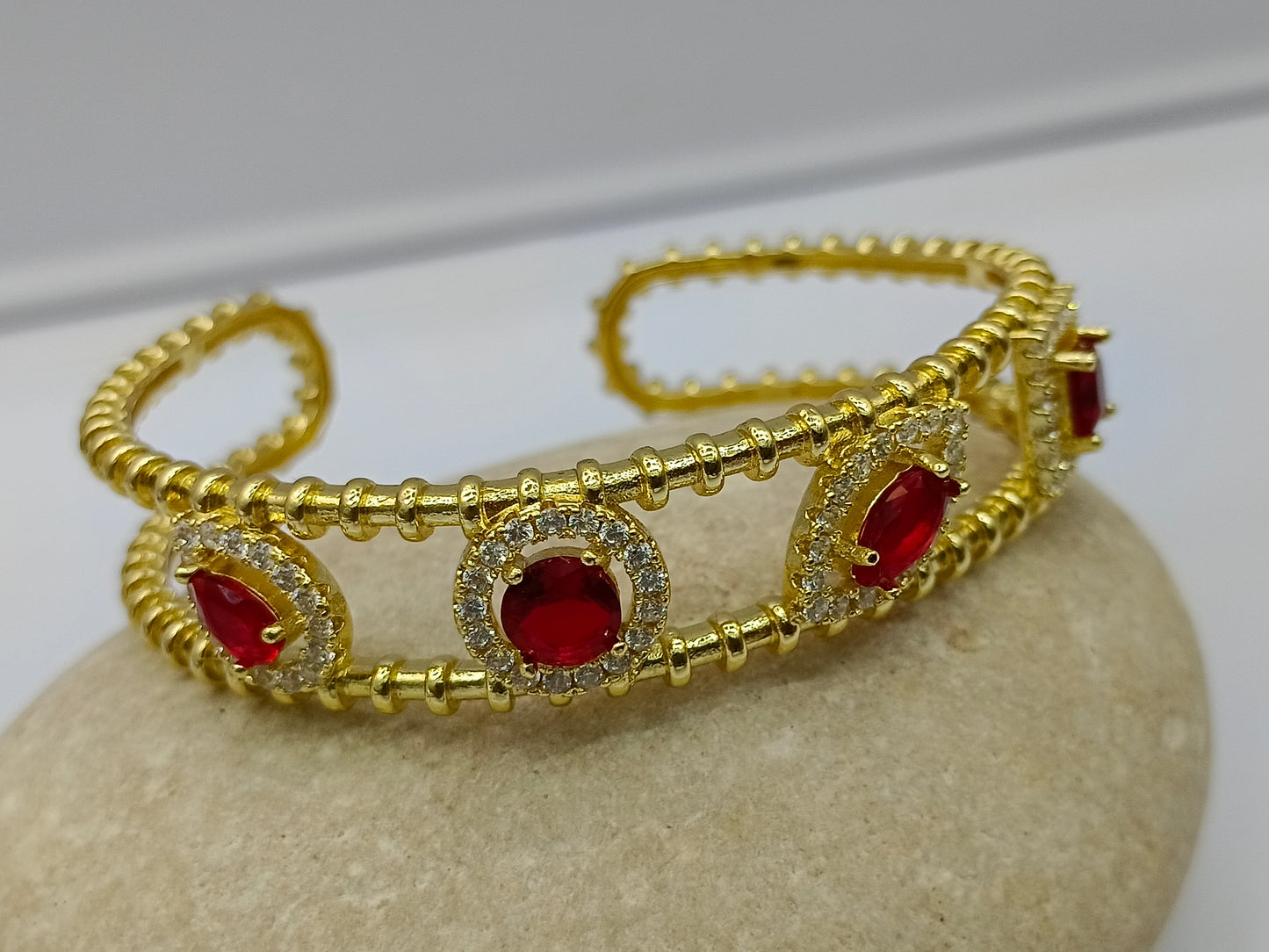 Brazalete con cristales rojos